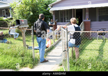 ATF-Agent und Polizistin wacht über Handschellen weiblich, Drogen-Razzia. Kansas City, Missouri. Stockfoto