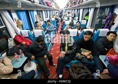 Menschen in weichen Sitze auf einem chinesischen Langstrecken Zug China Stockfoto