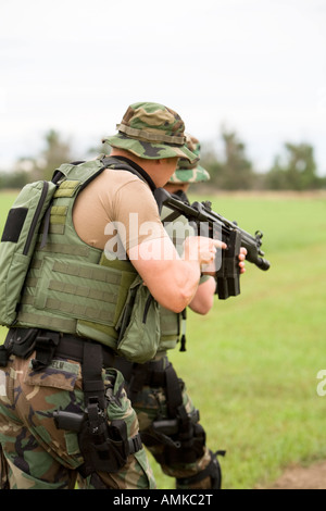 Sortieren Sie Offiziere während Feuerwaffen Bereich Ausbildung. Eine solche ist wie SWAT Gefängnis und steht für Special Operations Response Team. Stockfoto