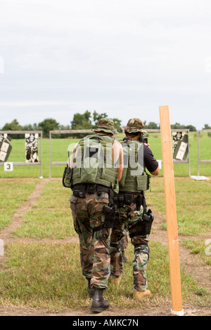 Sortieren Sie Offiziere während Feuerwaffen Bereich Ausbildung. Eine solche ist wie SWAT Gefängnis und steht für Special Operations Response Team. Stockfoto