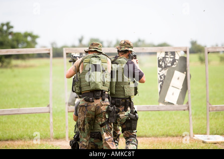 Sortieren Sie Offiziere während Feuerwaffen Bereich Ausbildung. Eine solche ist wie SWAT Gefängnis und steht für Special Operations Response Team. Stockfoto