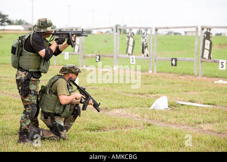 Sortieren Sie Offiziere während Feuerwaffen Bereich Ausbildung. Eine solche ist wie SWAT Gefängnis und steht für Special Operations Response Team. Stockfoto