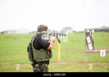 Art-Offizier während der Feuerwaffen Bereich Ausbildung. Eine solche ist wie SWAT Gefängnis und steht für Special Operations Response Team. Stockfoto