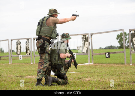 Sortieren Sie Offiziere während Feuerwaffen Bereich Ausbildung. Eine solche ist wie SWAT Gefängnis und steht für Special Operations Response Team. Stockfoto