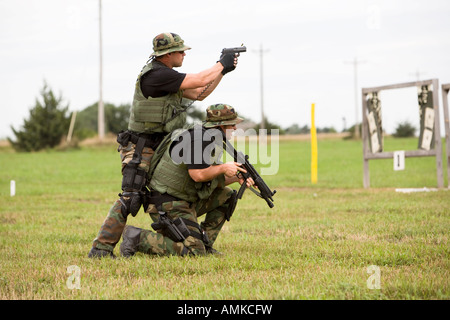 Sortieren Sie Offiziere während Feuerwaffen Bereich Ausbildung. Eine solche ist wie SWAT Gefängnis und steht für Special Operations Response Team. Stockfoto