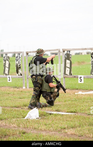 Sortieren Sie Offiziere während Feuerwaffen Bereich Ausbildung. Eine solche ist wie SWAT Gefängnis und steht für Special Operations Response Team. Stockfoto