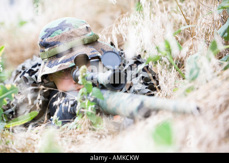 Art, Gefängnis SWAT-Team, Scharfschützen in der Lage, ein Ziel zu beobachten. Art in der Regel behandeln sehr ernste Situationen wie Unruhen. Stockfoto