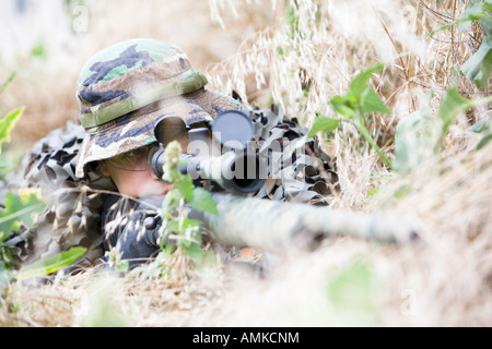 Art, Gefängnis SWAT-Team, Scharfschützen in der Lage, ein Ziel zu beobachten. Art in der Regel behandeln sehr ernste Situationen wie Unruhen. Stockfoto