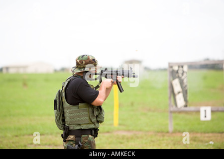 Art-Offizier während der Feuerwaffen Bereich Ausbildung. Eine solche ist wie SWAT Gefängnis und steht für Special Operations Response Team. Stockfoto