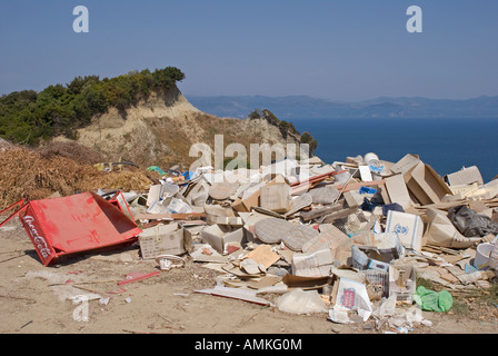 Müll abgeladen, auf der Küste von Korfu Insel nahe der Stadt von Kavos-Griechenland Stockfoto