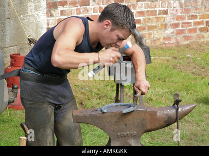 Schmied Hufschmied machen neue Hufeisen Stockfoto