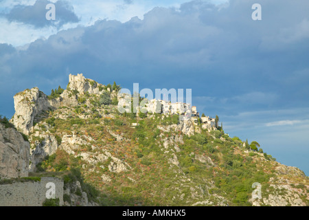 Nachschlagen in Stadt von La Turbie mit Trophee des Alpes und Kirche Frankreich Stockfoto