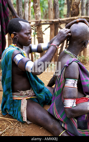 Rasieren Haar Freunde eine alltägliche Szene in der Surma und Mursi Dörfer Stockfoto