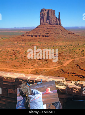 Navajo Künstler Malerei im Monument Valley an der Grenze zu Utah und Arizona, USA Stockfoto