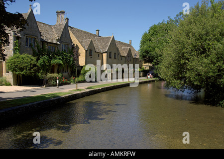 River Windrush durchzieht Bourton auf dem Wasser Gloucestershire England Juli 2006 Stockfoto