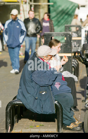 Eine übergewichtige Menschen Essen in Leicester Leicestershire UK Stockfoto