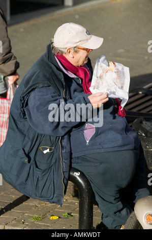 Eine übergewichtige Menschen Essen in Leicester Leicestershire UK Stockfoto