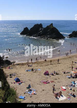 In der breiten Ansicht der Urlauber und Tagesausflüglern genießen die Sonne am Strand von Soar Mill Cove, South Devon, Großbritannien Stockfoto