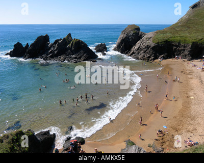 In der breiten Ansicht der Urlauber und Tagesausflüglern genießen die Sonne am Strand von Soar Mill Cove, South Devon, Großbritannien Stockfoto