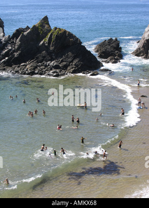 In der breiten Ansicht der Urlauber und Tagesausflüglern genießen die Sonne am Strand von Soar Mill Cove, South Devon, Großbritannien Stockfoto