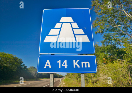 Straßenschild auf mautpflichtigen Straße 180 in Halbinsel Yucatan Mexiko auf der Maya-Pyramide des Kukulkan auch bekannt als El Castillo in Chichen Stockfoto