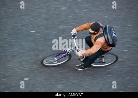 Fahrrad fahren auf dem Bürgersteig in Leicester UK Stockfoto