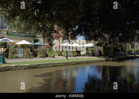 River Windrush durchzieht Bourton auf dem Wasser Gloucestershire England Juli 2006 Stockfoto