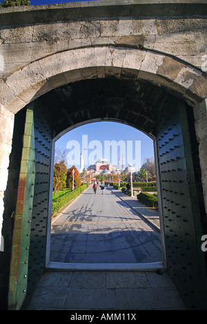 ISTANBUL. Blick auf Sultanahmet Meydani und Aya Sofia vom Eingang zur blauen Moschee. 2007. Stockfoto