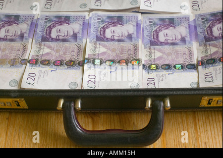 ein Koffer voller Geld Stockfoto