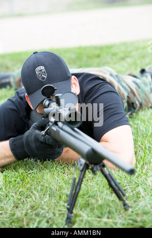 Art, Gefängnis SWAT-Team, Scharfschützen in der Lage, ein Ziel zu beobachten. Art in der Regel behandeln sehr ernste Situationen wie Unruhen. Stockfoto