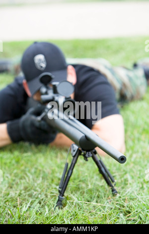 Art, Gefängnis SWAT-Team, Scharfschützen in der Lage, ein Ziel zu beobachten. Art in der Regel behandeln sehr ernste Situationen wie Unruhen. Stockfoto