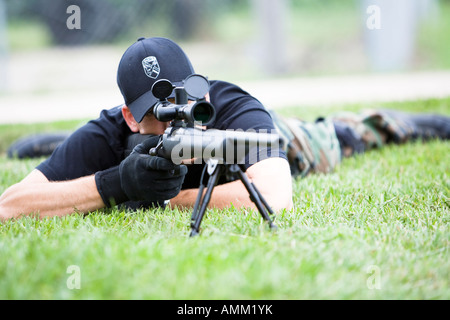 Art, Gefängnis SWAT-Team, Scharfschützen in der Lage, ein Ziel zu beobachten. Art in der Regel behandeln sehr ernste Situationen wie Unruhen. Stockfoto