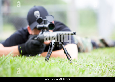 Art, Gefängnis SWAT-Team, Scharfschützen in der Lage, ein Ziel zu beobachten. Art in der Regel behandeln sehr ernste Situationen wie Unruhen. Stockfoto