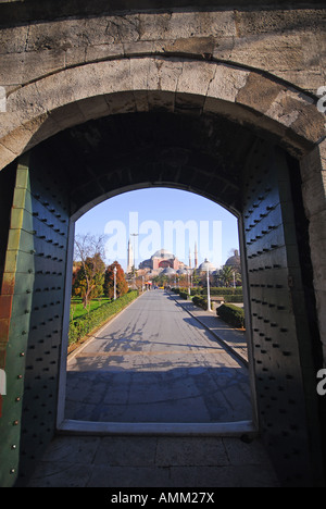 ISTANBUL. Blick auf Sultanahmet Meydani und Aya Sofia vom Eingang zur blauen Moschee. 2007. Stockfoto