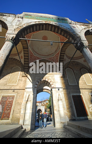 ISTANBUL. Der Eingang der Sultanahmet Moschee, auch als die blaue Moschee, in Sultanahmet. Blick vom Innenhof. 2007. Stockfoto