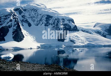 Touristischen Expeditionsschiff vor Ronge Island Stockfoto