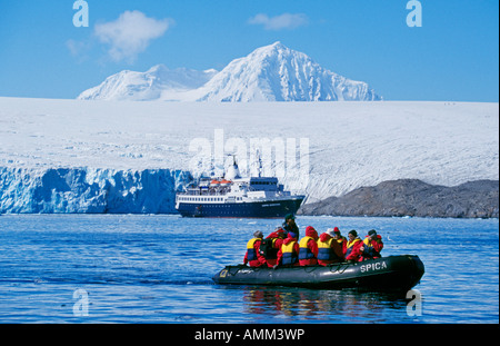 Kreuzfahrtschiff und Touristen in der Nähe von Palmer Station (USA). Stockfoto