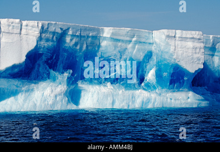 Tabellarischen Eisberg mit großen tiefblauen horizontale Vene Stockfoto