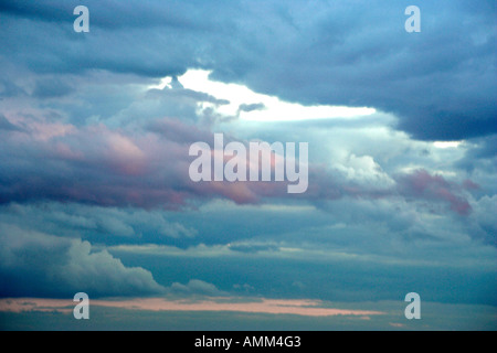 Rosa und blaue Wolken-Himmel Stockfoto