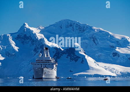 Zodiac und Passagiere Landgang auf der chilenischen Base in Paradise Harbour auf der antarktischen Halbinsel. Stockfoto