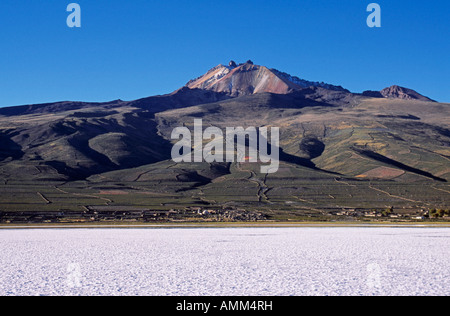 Blick über die große weiße Fläche, die die Salar de Uyuni, der größte Salz Wohnung der Welt ist. Stockfoto