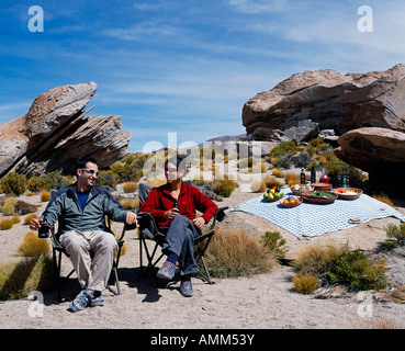 Touristen auf der Explora Traversia von Südbolivien genießen Sie ein Picknick in der Sonne in der Nähe von Laguna Turquiri Stockfoto