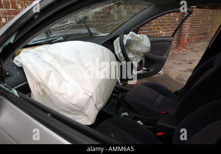 Innenraum eines Autos die stürzte in eine Wand mit Airbags zeigen Stockfoto