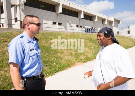 Justizvollzugsanstalt Offizier und Häftling sprechen auf dem Hof. Lincoln Correctional Center, Lincoln, Nebraska, USA. Stockfoto