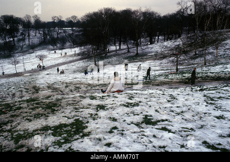 Schnee und Schlittenfahren im Greenwich Park, London Stockfoto