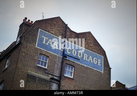 nehmen Sie Mut Brauerei Zeichen auf ein Gebäude, Borough, London UK Stockfoto