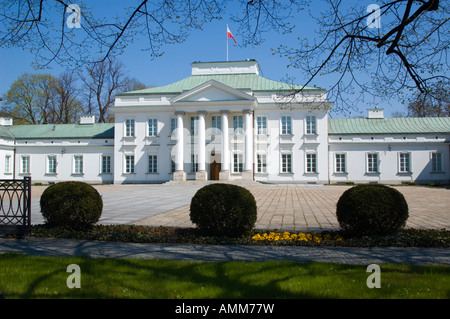 Belweder Palast ehemaligen polnischen Präsidenten Haus mit polnischen Fahnenschwingen auf dem Dach Stockfoto