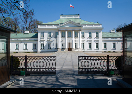 Belweder Palast ehemaligen polnischen Präsidenten Haus mit polnischen Fahnenschwingen auf dem Dach Stockfoto