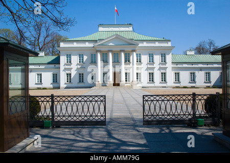 Belweder Palast ehemaligen polnischen Präsidenten Haus mit polnischen Fahnenschwingen auf dem Dach Stockfoto