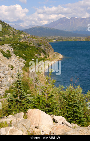 Windige Armverlängerung des Tagish Lake entlang South Klondike Highway Yukon-Territorium YT Kanada mit White Pass Railroad Route Zug Stockfoto